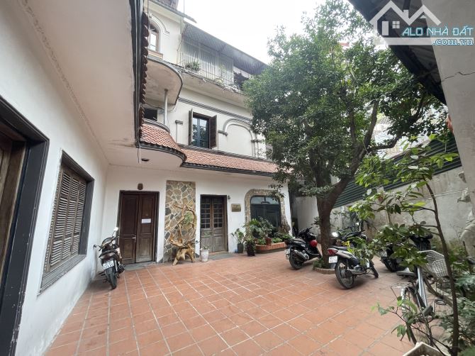 Chuyển nhượng 1200m2 đất mặt phố Đội Cấn quận Ba Đình.