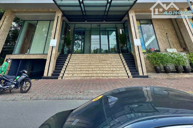 Bán tòa nhà văn phòng 8 tầng mặt phố Nguyễn Chí Thanh, Ba Đình biểu tượng vị thế, view hồ