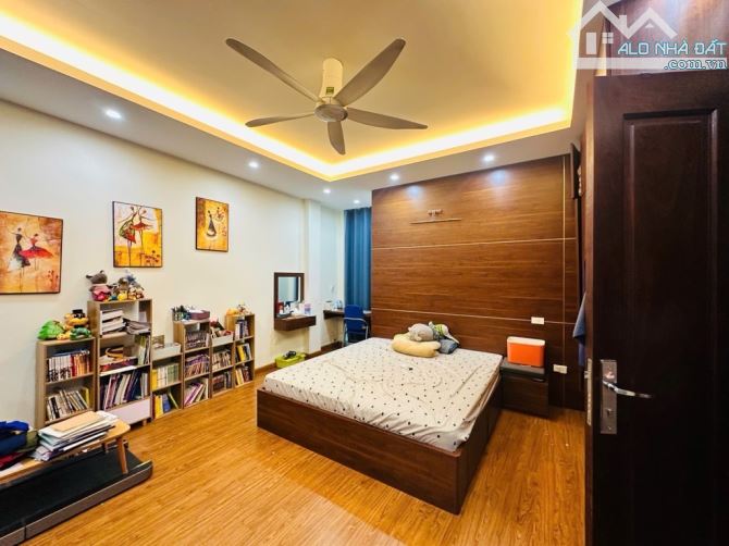 Nhà đẹp Tân Mai 50m2 – 13,5 tỷ – Tân Mai - trung tâm Hoàng Mai – ô tô đỗ - ngõ thông