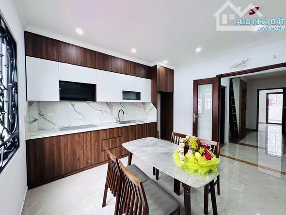 Bán nhà Khúc Thừa Dụ, Cầu Giấy 55 m2,10 tỷ, thang máy, ôtô 16 chỗ đón đầu ngõ, mới.