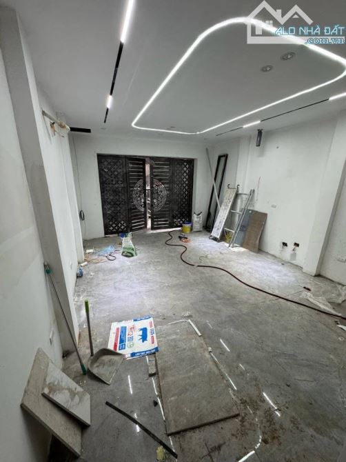 CẦU GIẤY, 43M x 6T THANG MÁY, MT 4.5M, Ô TÔ ĐỖ 24/24