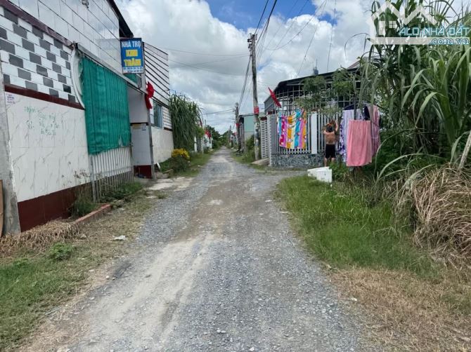 Nhà cấp 4 rộng rãi, 214,8m2, SHR, Xã Trung Lập Hạ, Giá chỉ 880 Triệu. - 3