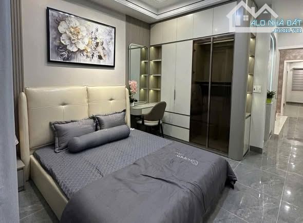 Bán nhà Khúc Thừa Dụ, Cầu Giấy 55 m2,10 tỷ, thang máy, ôtô 16 chỗ đón đầu ngõ, mới.