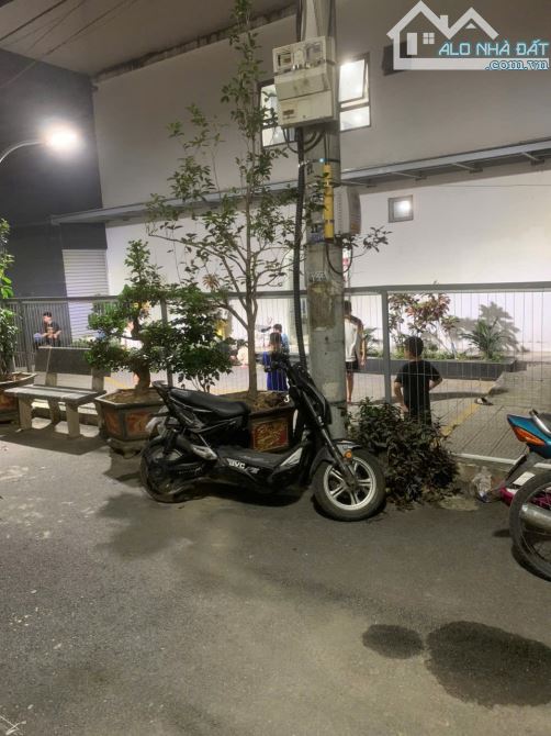 Cho thuê nhà tầng 1 có gác xép, dt 45m², gần trường THCS Văn Quán, Hà Đông