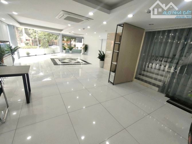 Bán tòa nhà văn phòng 8 tầng mặt phố Nguyễn Chí Thanh, Ba Đình biểu tượng vị thế, view hồ