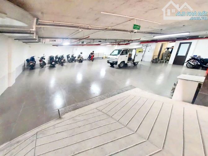 Bán tòa nhà văn phòng 8 tầng mặt phố Nguyễn Chí Thanh, Ba Đình biểu tượng vị thế, view hồ