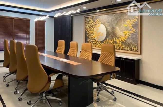 Bán tòa nhà văn phòng 8 tầng mặt phố Nguyễn Chí Thanh, Ba Đình biểu tượng vị thế, view hồ