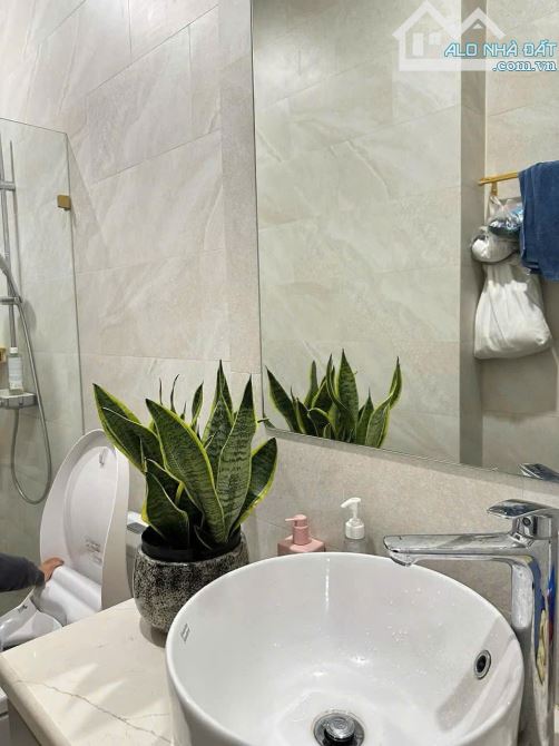 Bán tòa nhà văn phòng 8 tầng mặt phố Nguyễn Chí Thanh, Ba Đình biểu tượng vị thế, view hồ