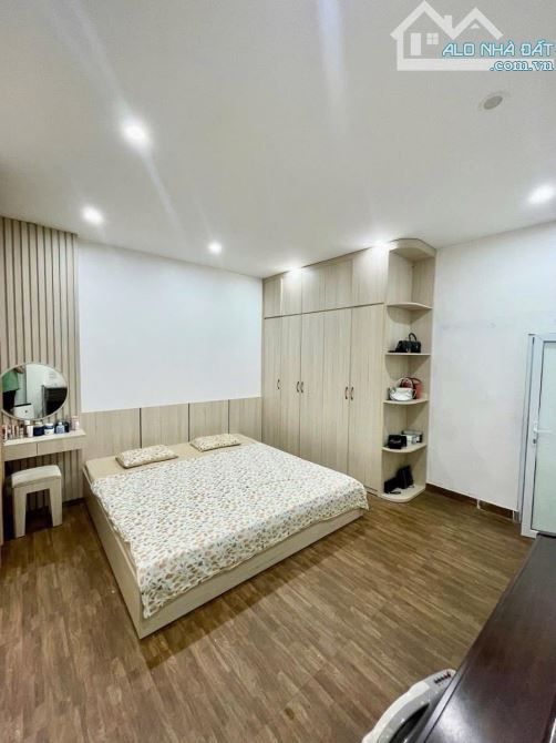 Bán nhà phố Định Công Thượng, Ngõ nông, Gần Ôtô tránh, 35m2*4T