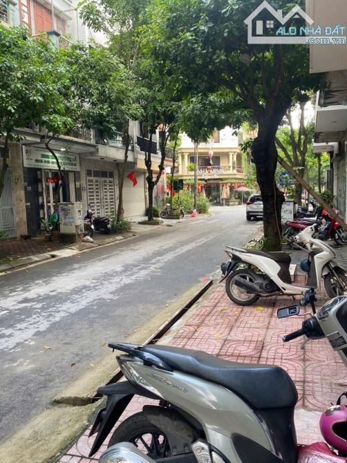 Phân lô Huỳnh Thúc Kháng, gần phố, ô tô vòng quanh, vỉa hè KD, 2 thoáng, 56m2