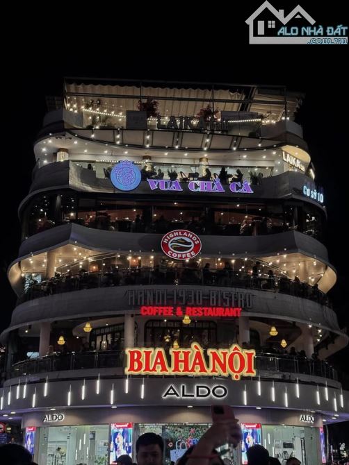 Cho thuê MBKD  NGUYỄN TRƯỜNG TỘ - BA ĐÌNH,DT:160m2*7 tầng,MT:10m,giá thuê:250tr/tháng