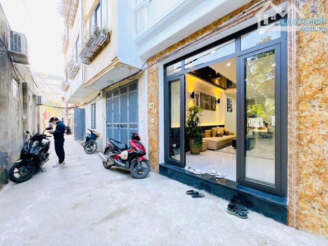 DƯƠNG VĂN BÉ 40m2x5tầng -THANG MÁY-OTO ĐỖ CỬA