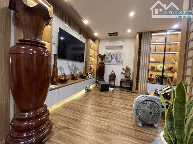 4.	Cần bán gấp nhà sát phố Hoàng Quốc Việt – ô tô kinh doanh, mặt tiền siêu đẹp, sổ đỏ vuô