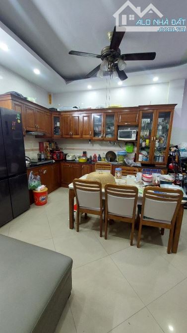 Nhà đẹp La Thành, ô tô tránh đỗ, 3 thoáng, gara, full nội thất, ô chờ thang máy - 60m2