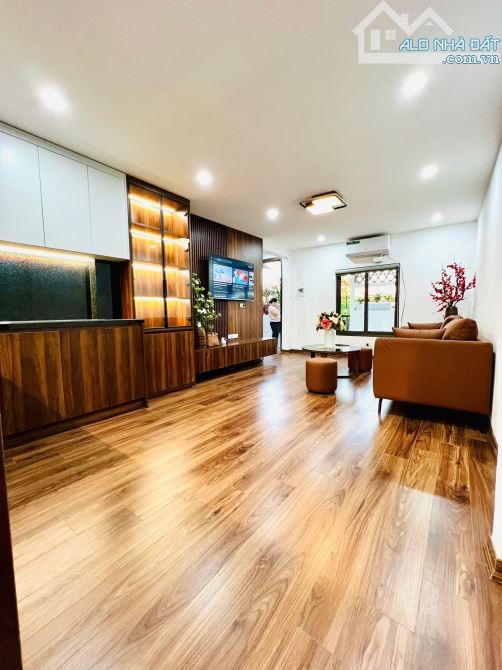 Tập thể Quỳnh Mai đẹp như chung cư,sổ 50m, thực tế 85m, 3 ngủ, 2vs, nội thất nhập khẩu Đức