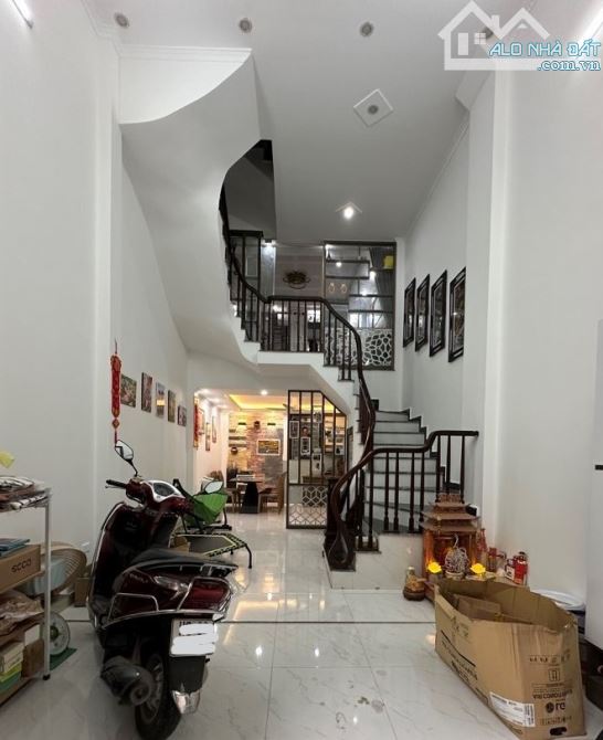 Ban nhà Bằng Liệt, Hoàng Mai, Ô tô đỗ cổng, nở hậu, 43m2, 9.95 tỷ(MTG)