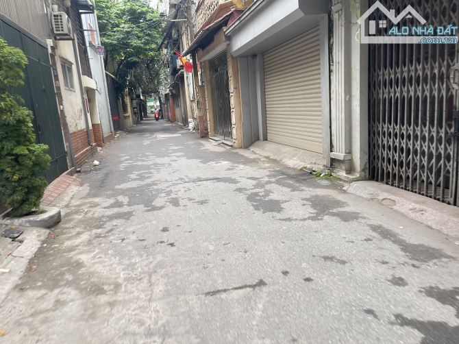 4.	Cần bán gấp nhà sát phố Hoàng Quốc Việt – ô tô kinh doanh, mặt tiền siêu đẹp, sổ đỏ vuô