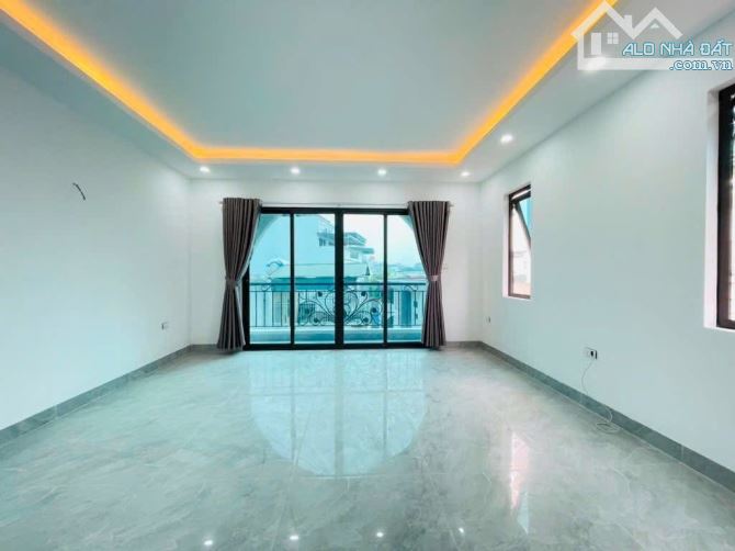 CẦU GIẤY, 43M x 6T THANG MÁY, MT 4.5M, Ô TÔ ĐỖ 24/24