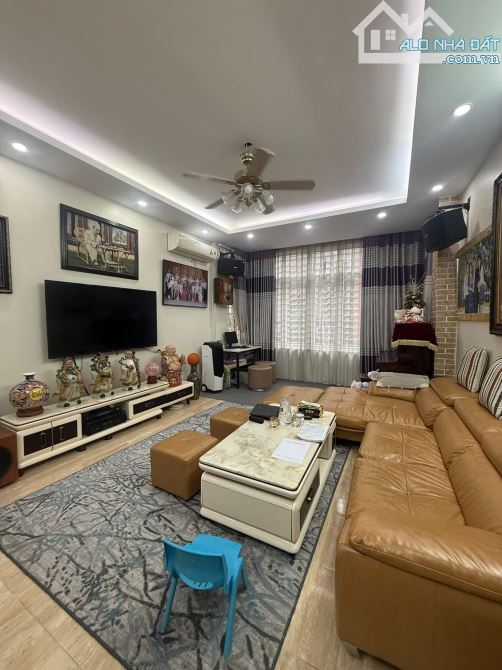 Nhà đẹp La Thành, ô tô tránh đỗ, 3 thoáng, gara, full nội thất, ô chờ thang máy - 60m2