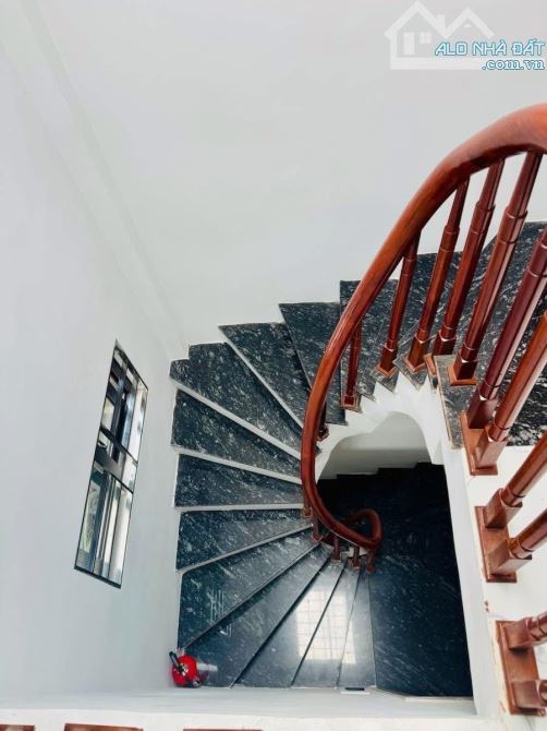 CẦU GIẤY, 36M x 6T, MT 3.7M - NGÕ THÔNG KINH DOANH, Ô TÔ CÁCH 1 NHÀ, BÃI XE CÁCH 50M