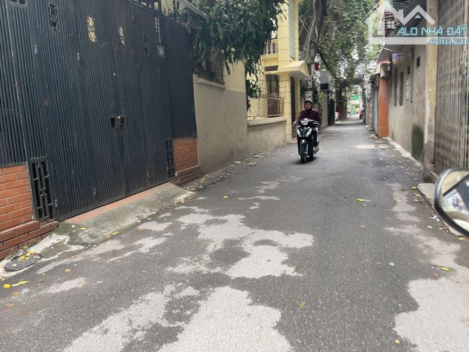 4.	Cần bán gấp nhà sát phố Hoàng Quốc Việt – ô tô kinh doanh, mặt tiền siêu đẹp, sổ đỏ vuô