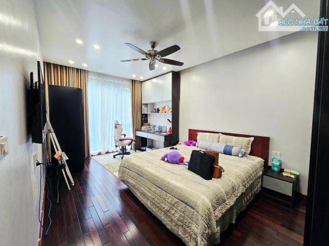 Nhà đẹp La Thành, ô tô tránh đỗ, 3 thoáng, gara, full nội thất, ô chờ thang máy - 60m2