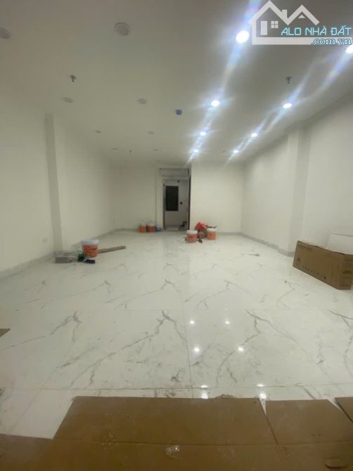 Nguyên Hồng - Phân lô ô bàn cờ - Gara ô tô - Tòa nhà văn phòng - Kinh doanh đa nghề