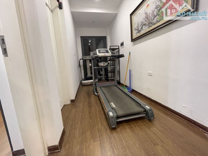 4.	Cần bán gấp nhà sát phố Hoàng Quốc Việt – ô tô kinh doanh, mặt tiền siêu đẹp, sổ đỏ vuô