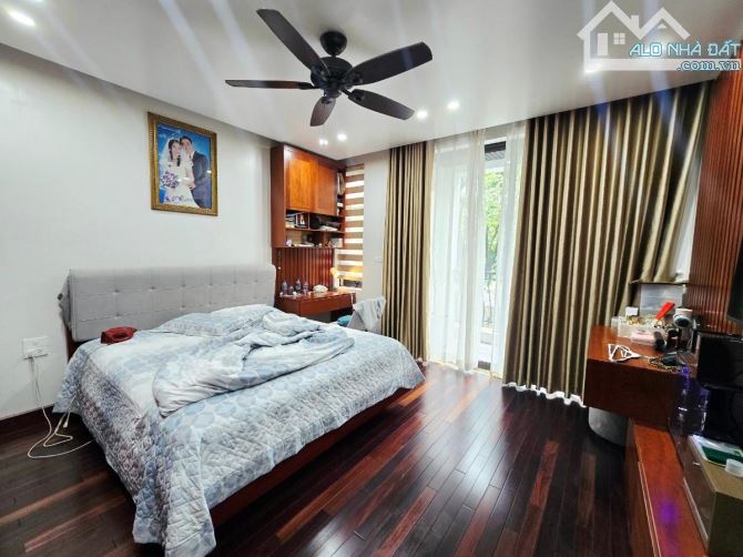 Nhà đẹp La Thành, ô tô tránh đỗ, 3 thoáng, gara, full nội thất, ô chờ thang máy - 60m2