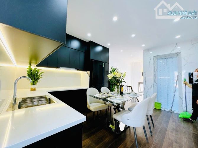 DƯƠNG VĂN BÉ 40m2x5tầng -THANG MÁY-OTO ĐỖ CỬA