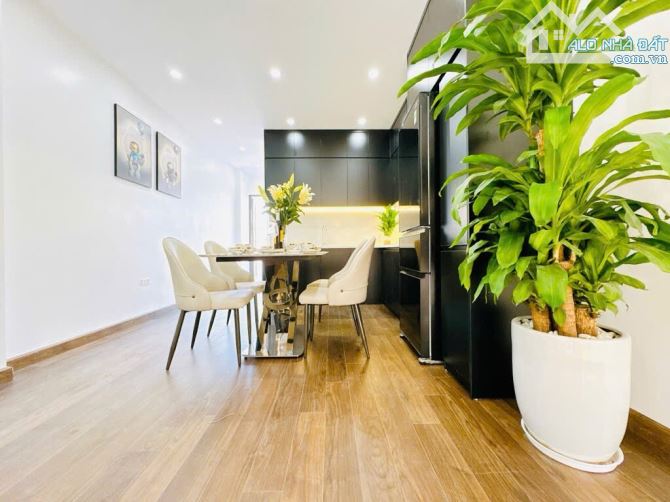 DƯƠNG VĂN BÉ 40m2x5tầng -THANG MÁY-OTO ĐỖ CỬA