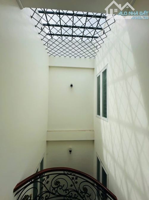 Trịnh Đình Cửu,diện tích 96/100m. 4tầng . MT 5.6m. Giá 20.5 tỷ Hoàng Mai