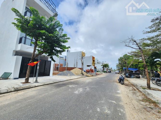 Bán nhà 3 tầng giá 3,2 tỷ tại phố trung tâm thị xã Sơn Tây - 1