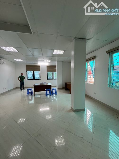 Cho thuê văn phòng Nguyễn Xiển, đường phố rông, vp 50 m2/tầng,lô góc thoáng - 1