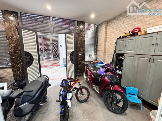 Trịnh Đình Cửu,diện tích 96/100m. 4tầng . MT 5.6m. Giá 20.5 tỷ Hoàng Mai