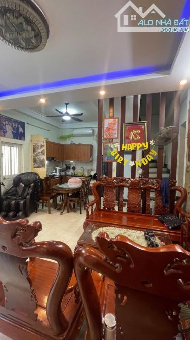 Bán nhà Hai Bà ngõ nông, gần chợ, sân xe riêng không QH - 50m 3 ngủ giá 8 tỉ