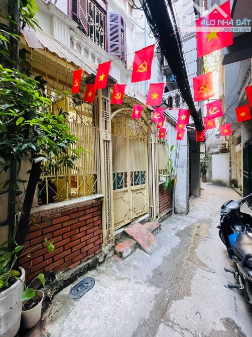 Bán nhà Bạch Mai 45m2, 3T, mt 3.8m dân xây, gần oto, có sân cổng, sổ đỏ riêng. Giá 9.35 tỷ