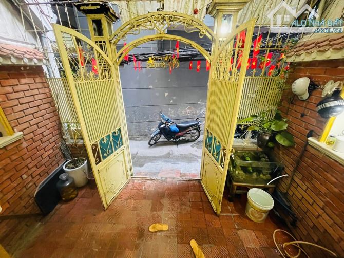 Bán nhà Bạch Mai 45m2, 3T, mt 3.8m dân xây, gần oto, có sân cổng, sổ đỏ riêng. Giá 9.35 tỷ