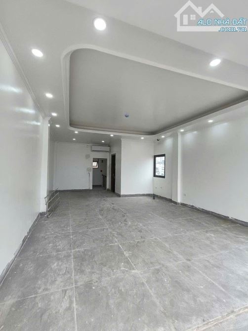 Bán tòa nhà văn phầng phố Nguyên Hồng, quận Ba Đình, phân lô VIP, ô tô tránh, vỉa hè rộng