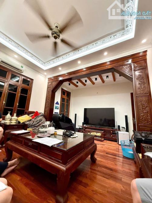 BÁN NHANH BIỆT THỰ ĐƯỜNG HOÀNG QUỐC VIỆT 120M MT 10M 4 TẦNG CĂN GÓC 2 MẶT TIỀN VỈA HÈ 58 T