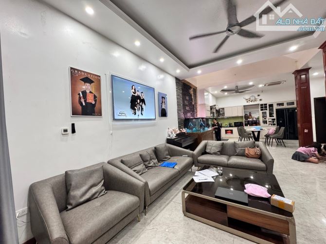 Trịnh Đình Cửu,diện tích 96/100m. 4tầng . MT 5.6m. Giá 20.5 tỷ Hoàng Mai