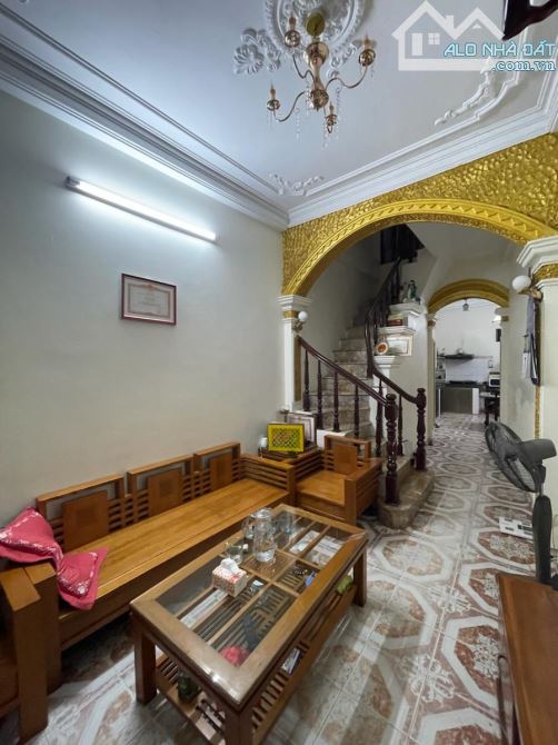 Bán nhà Bạch Mai 45m2, 3T, mt 3.8m dân xây, gần oto, có sân cổng, sổ đỏ riêng. Giá 9.35 tỷ