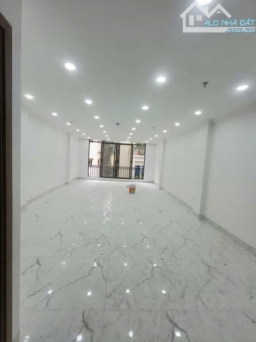 Bán tòa nhà văn phầng phố Nguyên Hồng, quận Ba Đình, phân lô VIP, ô tô tránh, vỉa hè rộng