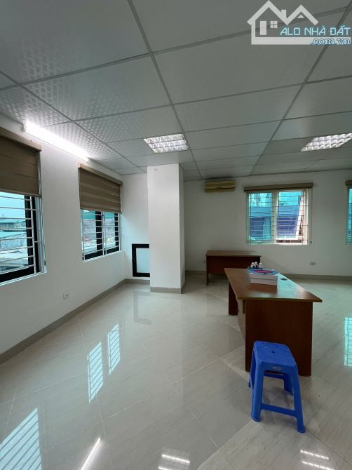 Cho thuê văn phòng Nguyễn Xiển, đường phố rông, vp 50 m2/tầng,lô góc thoáng - 4
