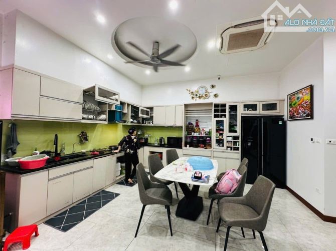 Trịnh Đình Cửu,diện tích 96/100m. 4tầng . MT 5.6m. Giá 20.5 tỷ Hoàng Mai