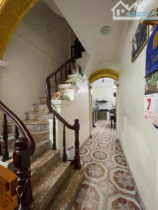 Bán nhà Bạch Mai 45m2, 3T, mt 3.8m dân xây, gần oto, có sân cổng, sổ đỏ riêng. Giá 9.35 tỷ