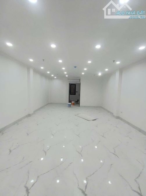 Bán tòa nhà văn phầng phố Nguyên Hồng, quận Ba Đình, phân lô VIP, ô tô tránh, vỉa hè rộng