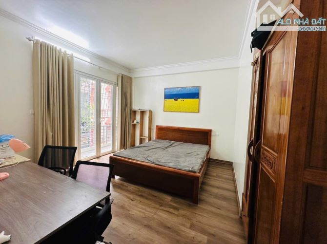 Trịnh Đình Cửu,diện tích 96/100m. 4tầng . MT 5.6m. Giá 20.5 tỷ Hoàng Mai