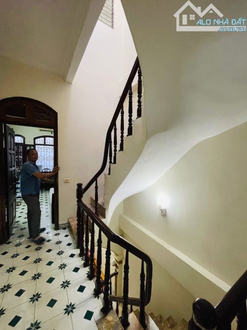 Bán nhà Bạch Mai 45m2, 3T, mt 3.8m dân xây, gần oto, có sân cổng, sổ đỏ riêng. Giá 9.35 tỷ