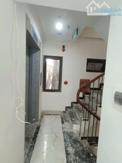 Bán tòa nhà văn phầng phố Nguyên Hồng, quận Ba Đình, phân lô VIP, ô tô tránh, vỉa hè rộng